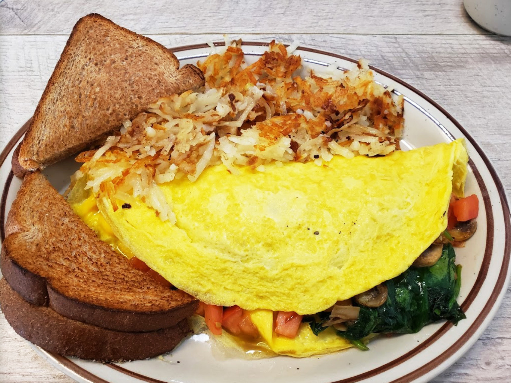 omelet with hashbrowns and toast